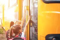 Vecāki lūgti aizpildīt aptauju par sava bērna ceļu uz skolu rīta agrumā