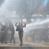 Turcijā pēc aktīvista pašnāvības izceļas policijas un kurdu sadursmes