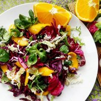 Pavasarīgie kāpostu salāti ar mango un eļļas–apelsīnu mērci