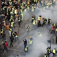Полиция применила слезоточивый газ для разгона митингующих в Париже