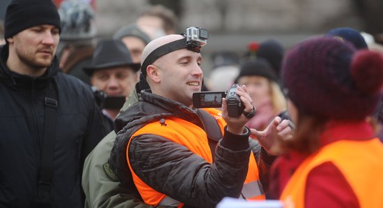 Filipsa izraidīšana: Soctīklotāji bažīgi par 'Kremļa blogera' tālākajām gaitām