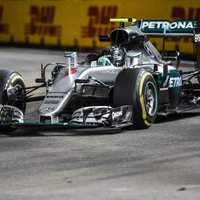 Rosbergs pēc kļūmes pirmajā treniņā uzrāda ātrāko laiku Singapūras F-1 posma otrajā treniņbraucienā