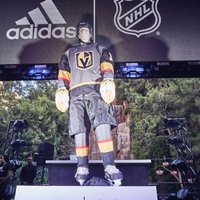 Jaunā NHL komanda 'Golden Knights' prezentē savas formas