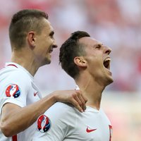 Polijas futbolisti izcīna pirmo uzvaru Eiropas čempionāta finālturnīros