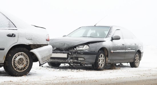 Sestdien Latvijā reģistrēti 93 ceļu satiksmes negadījumi