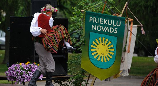 Priekuļi pošas novada svētkiem; top pirmais novada karogs