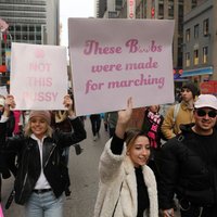 Vairākās pilsētās notikušas demonstrācijas pret Trampu un par sieviešu tiesībām