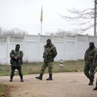 В Симферополе захватили военный объект, сообщают о двух жертвах