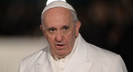 Pāvests Francisks no Rīgas uz Aglonu dosies helikopterā; vizītē līdzi būs 'papamobilis'