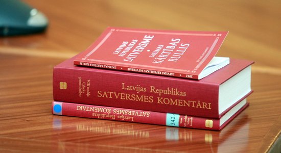 "Несовместимо с основными ценностями демократического общества". Запрет агитации на русском языке противоречит Сатверсме — омбудсмен