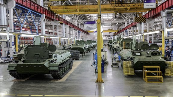 Tikai neliela daļa Krievijas saražoto ieroču nonāk Ukrainā, brīdina Vācijas rezervistu apvienības vadītājs