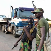 Sadumpojušies karavīri atklāj uguni Kotdivuāras lielākajās pilsētās