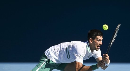 Džokovičam izbīlis 'Australian Open' otrajā kārtā; Vavrinka izstājas