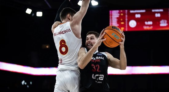 Kurucs un Blumbergs rezultatīvi basketbola Čempionu līgas mačos