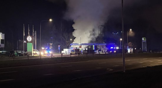 Foto: Lielirbes ielā aizdedzies "Narvesen" kiosks