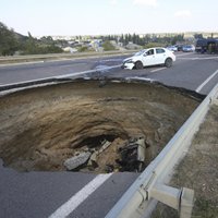 Krimā ceļa nobrukumā iet bojā seši cilvēki, tostarp divi bērni