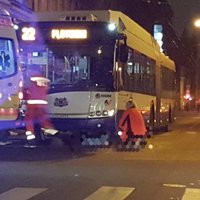 Rīgā trolejbuss notriec gājēju, kurš no traumām mirst