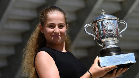 Jeļena Ostapenko saņem kausu - 5