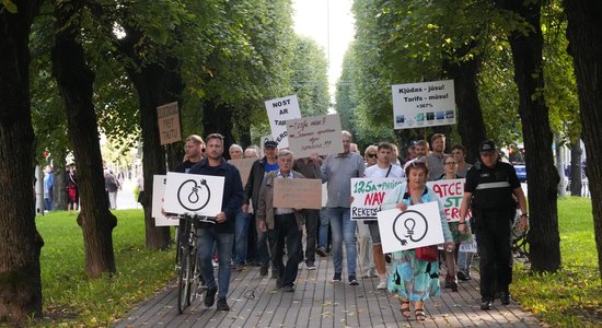 Foto: Pie Ministru kabineta ēkas protestē pret 'Sadales tīkla' tarifu straujo kāpumu