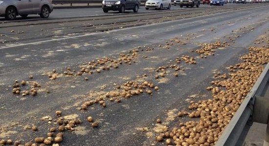 Картин(к)а дня: картошка на Каменном мосту, полицейская погоня по Пурвчику, дом в "Старушке" за 6 млн евро...