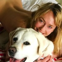 Holivudas spīdekļa Kveida sirdsdāma Auziņa pozē plika ar suni
