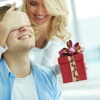 10 neveiksmīgākās dāvanu idejas, ar ko svētkos pārsteigt vīrieti