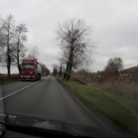 Video: Nepacietīgs autovadītājs gandrīz izraisa frontālo sadursmi uz Daugavgrīvas šosejas