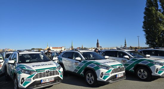 Foto: Rīgas pašvaldības policijas autoparku papildina 22 jauni trafaretie auto