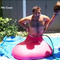 Interneta grāvējs: Kā pārplīst milzu ūdens bumba ar vīrieti