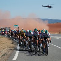 Neilands un Skujiņš finišē līdzās 'Tour de France' posmā
