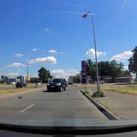 Video: Krasta ielā džips ignorē 'ķieģeļa' zīmi un brauc pretējā virzienā
