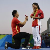 Ķīnas sportistēm olimpiskajās daiļlēkšanas sacensībās dubultuzvara un bildinājums