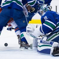 'Canucks' bez Ķēniņa izcīna otro uzvaru pēc kārtas