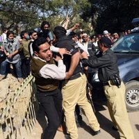 Pakistānā protestos pret 'Charlie Hebdo' uzbrūk Francijas konsulātam; sašauj fotožurnālistu