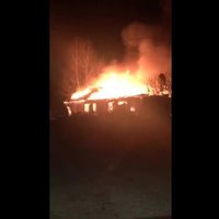 ВИДЕО: Ночью в Марупе сгорел сервис, пострадавших нет