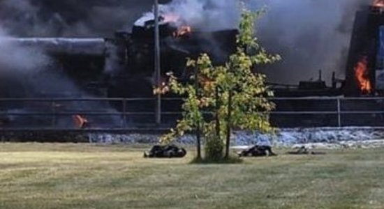 ФОТО: в Саласпилсе загорелся военный бензовоз НАТО