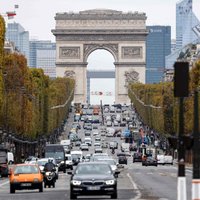 Covid-19: Парижане бегут из города из-за карантина, страны бьют рекорды по заражениям