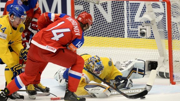 Viktor Tikhonov vs goalkeeper Jhonas Enrothof, Russia - Sweden 