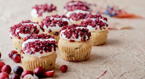 Праздничные кексы с творогом и клюквой