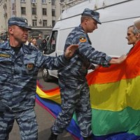 Maskavas policija izklīdina neatļautu praidu, aiztur apmēram 40 cilvēku