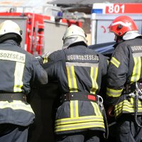 No degošas koka ēkas Rīgā evakuē trīs cilvēkus