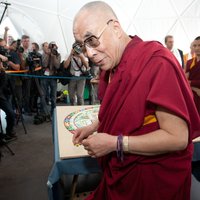 Ķīna: Dalailama 'zaimo' budismu, apšaubot savu pārdzimšanu