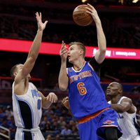 Porziņģim 14 gūti punkti 'Knicks' rezervistu izcīnītā uzvarā pār 'Magic' basketbolistiem