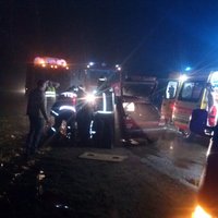 ФОТО: Тяжелая авария в Курземе - легковой автомобиль столкнулся с лесовозом