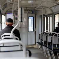 Rīgas dome gatavojas daļai pasažieru atjaunot sabiedriskā transporta braukšanas maksas atlaides