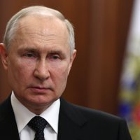 Putins īsā uzrunā notiekošo valstī sauc par 'dunci mugurā' un sola 'neizbēgamu sodu'