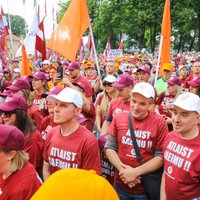 ФОТО. На акцию протеста, организованную Шлесерсом, вышли более 1 000 человек