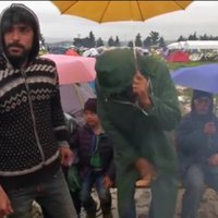 Video: Tūkstošiem migrantu dirn dubļainajā telšu pilsētiņā pie Maķedonijas