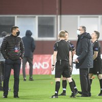 Vētra liek pārtraukt 'Riga FC' spēli UEFA Eiropas līgā; mačs risināsies piektdien no rīta