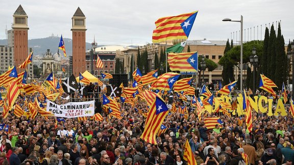 Katalonijā desmitiem tūkstoši cilvēku demonstrācijā pauž atbalstu Katalonijas neatkarības centienu līderiem - 6